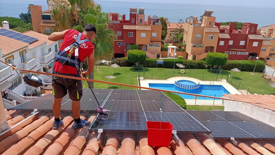 Servicio de limpieza y mantenimiento de placas fotovoltaicas