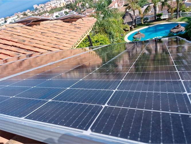 Trabajos de reparacion y limpieza de placas fotovoltaicas