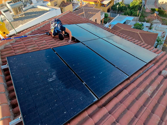 Trabajos de limpieza de placas fotovoltaicas